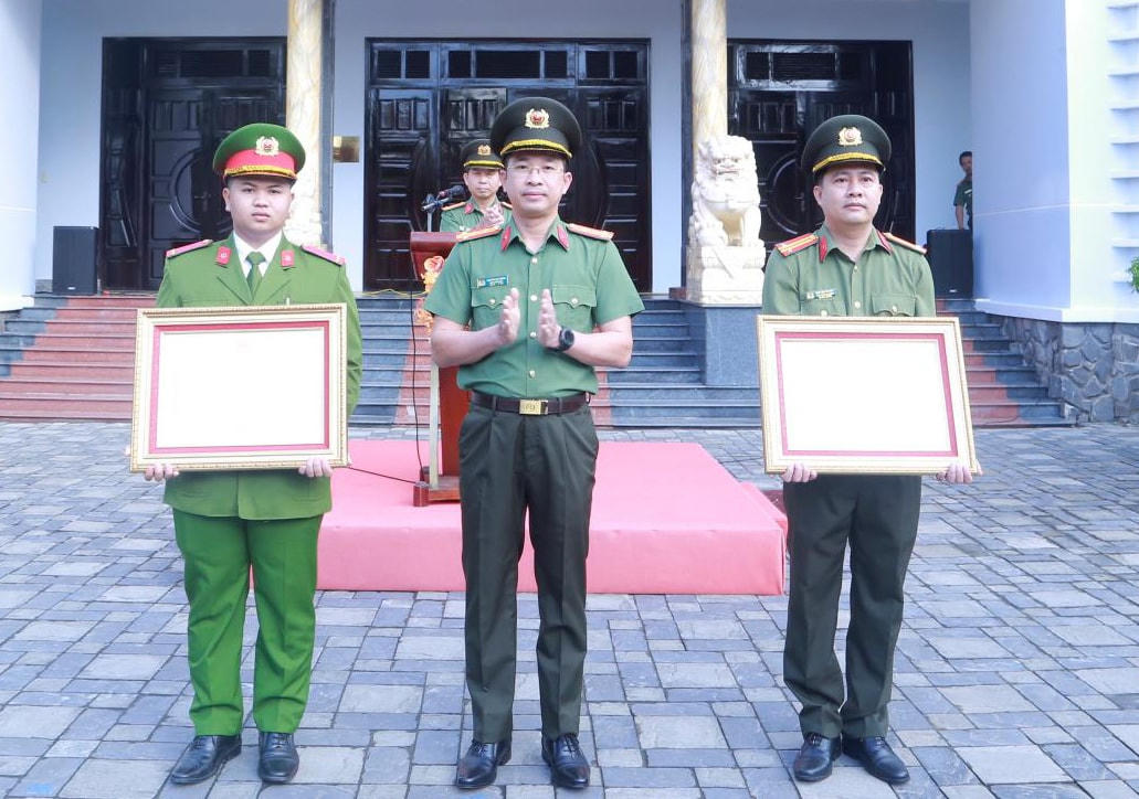 Đại tá Nguyễn Đại Đồng (ở giữa), Phó Giám đốc Công an TP Đà Nẵng trao bằng khen của Thủ tướng Chính phủ cho Trung tá Nguyễn Phi Huy và Hạ sĩ Alăng Phúc. Ảnh: CV.