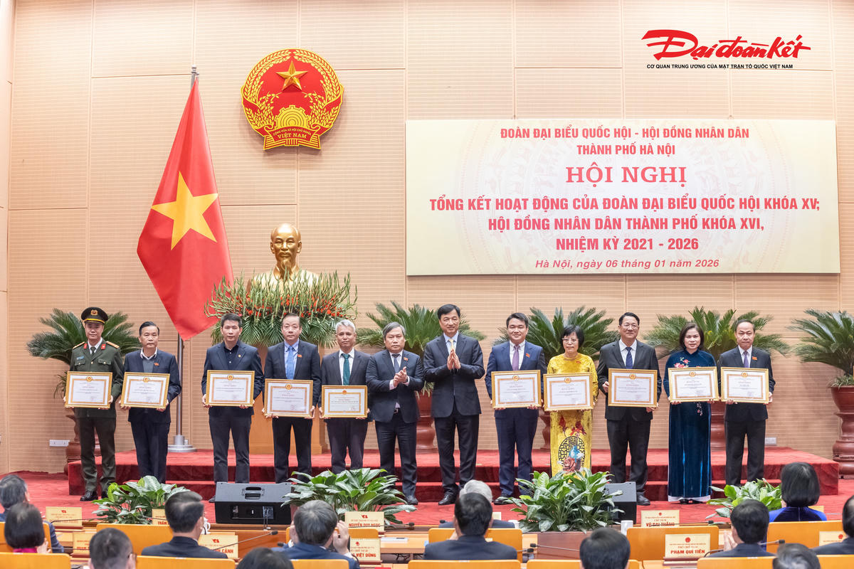 Bí thư Thành ủy Hà Nội Nguyễn Duy Ngọc, Chủ tịch UBND TP Hà Nội Vũ Đại Thắng trao Bằng khen của Ban Thường vụ Thành ủy Hà Nội tặng các tập thể, cá nhân có thành tích xuất sắc trong hoạt động của Đoàn ĐBQH TP. Hà Nội và HĐND TP Hà Nội, nhiệm kỳ 2021 - 2026.
