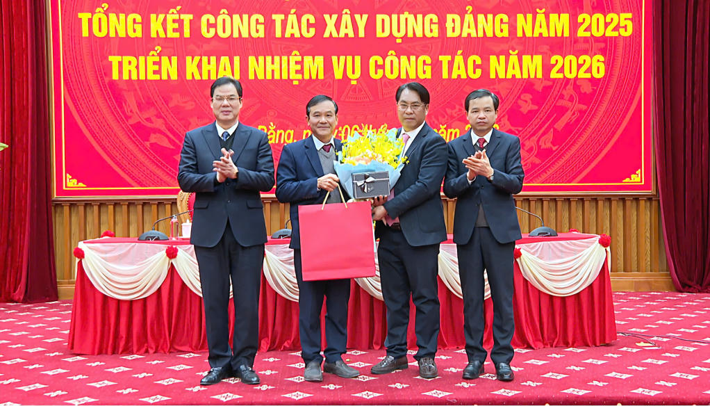 Thường trực Tỉnh ủy Cao Bằng tặng hoa, chia tay ông Nguyễn Trung Thảo. Ảnh: Báo Cao Bằng.