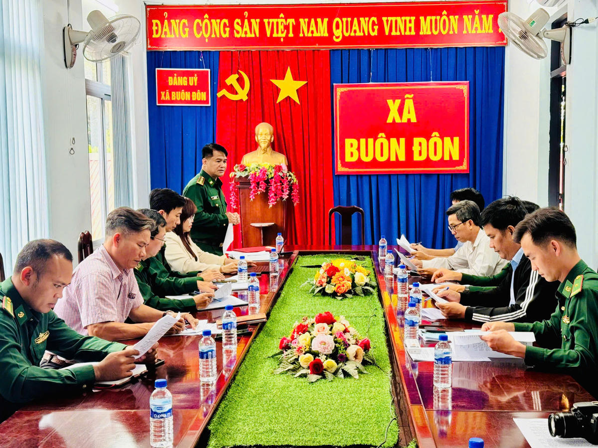 Buổi làm việc do Đại tá Rơ Lan Ngân – Phó Chính ủy Bộ đội Biên phòng tỉnh Đắk Lắk chủ trì. Ảnh: Thùy Dung.