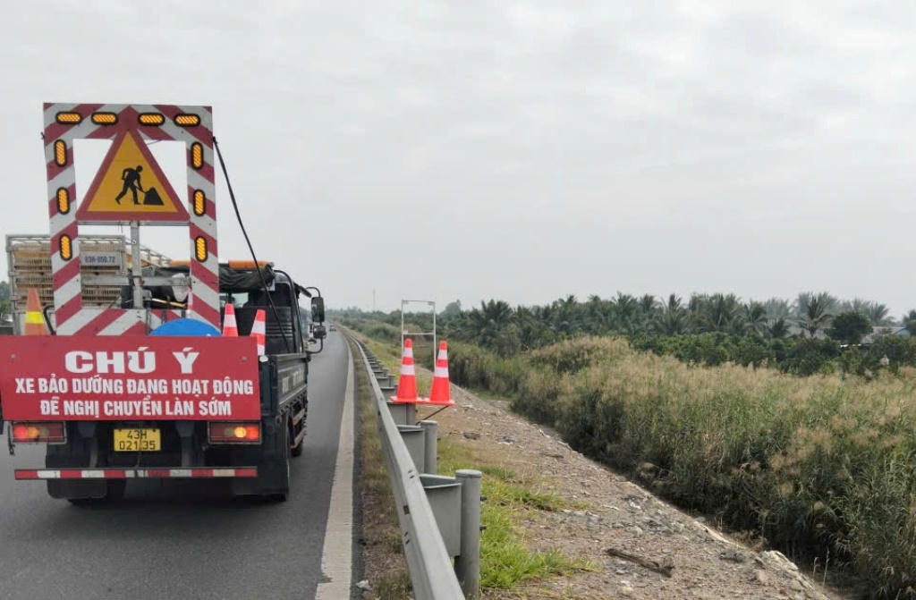 Chóp nón cảnh báo giao thông được lắp đặt thêm nhiều vị trí dọc hai bên trên cao tốc Trung Lương – Mỹ Thuận vào ngày 5/1.