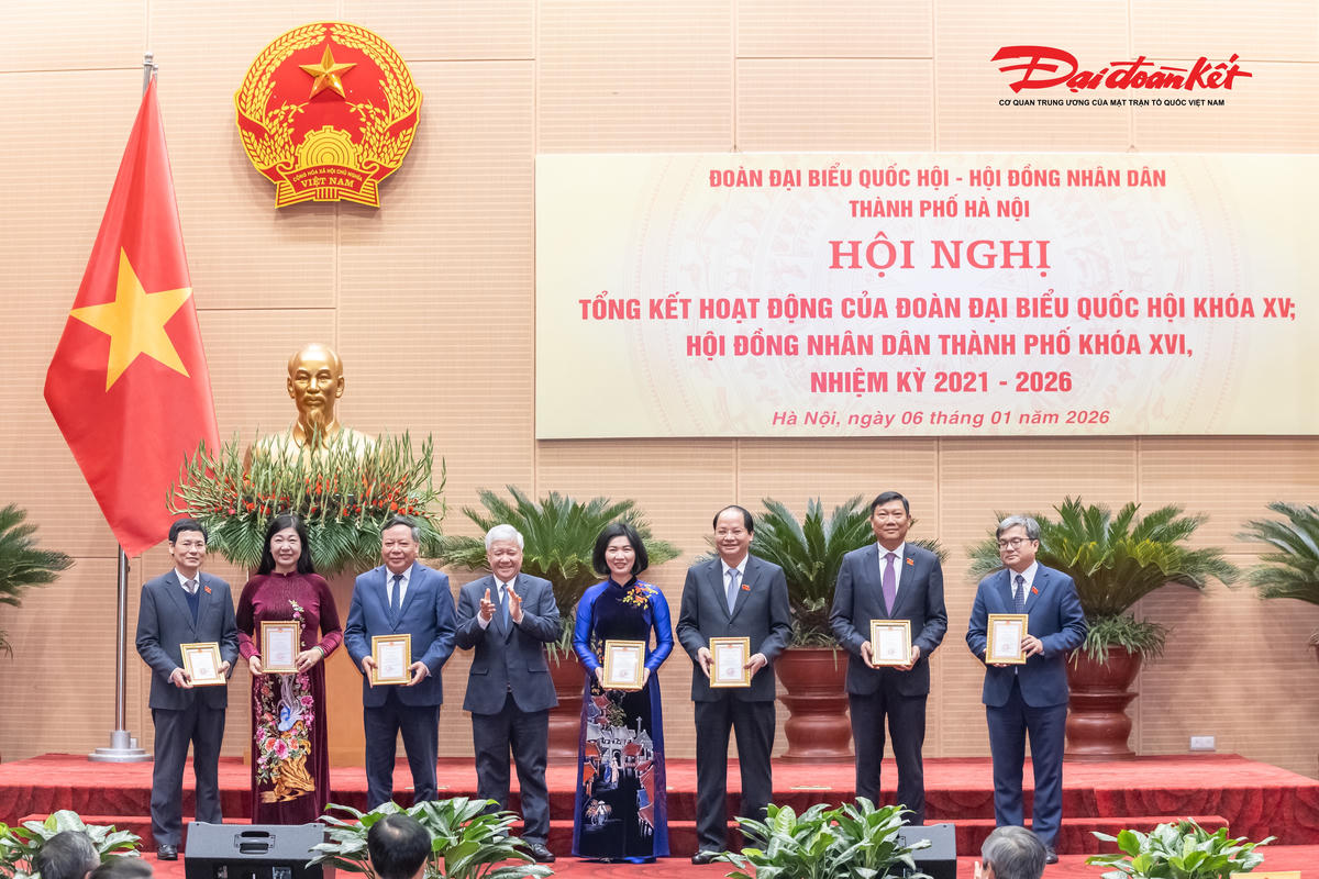 Phó Chủ tịch Thường trực Quốc hội Đỗ Văn Chiến trao tặng kỷ niệm chương “Vì sự nghiệp Quốc hội Việt Nam” cho 7 cá nhân.