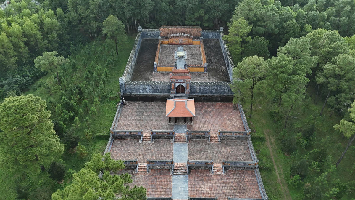 Ngôi nhà rường được xây dựng tại lăng vua Thiệu Trị không có trong hồ sơ dự án. Ảnh: N.L.