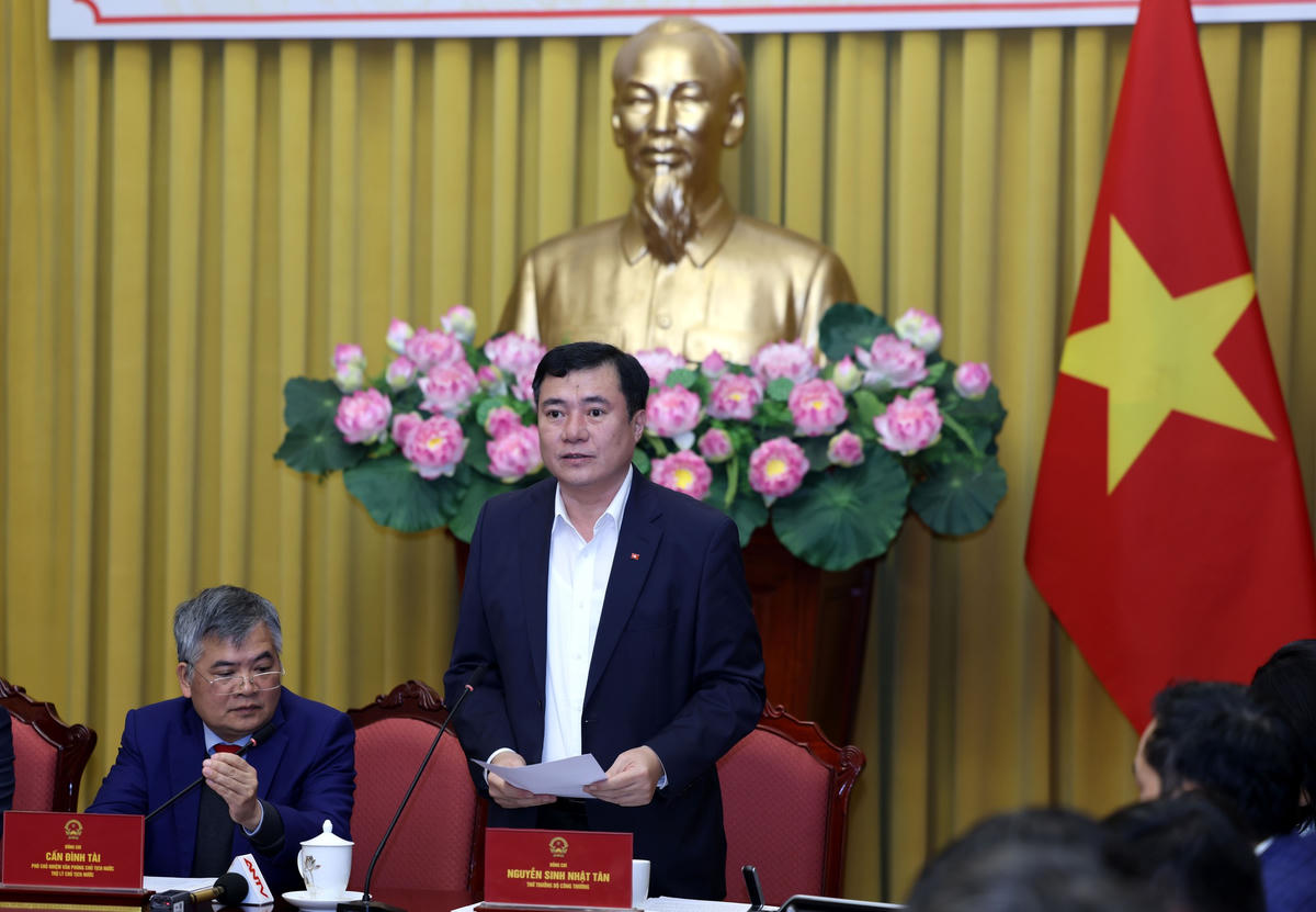 Thứ trưởng Bộ Công Thương Nguyễn Sinh Nhật Tân giới thiệu về nội dung chủ yếu của Luật Thương mại điện tử. Ảnh: Đức Tuân