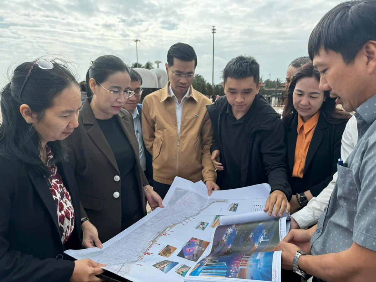 Phó Chủ tịch UBND TP Nguyễn Thị Anh Thi chỉ đạo triển khai Dự án Cải tạo cảnh quan tuyến biển Hoàng Sa – Võ Nguyên Giáp. Ảnh: Nguyễn Tú.