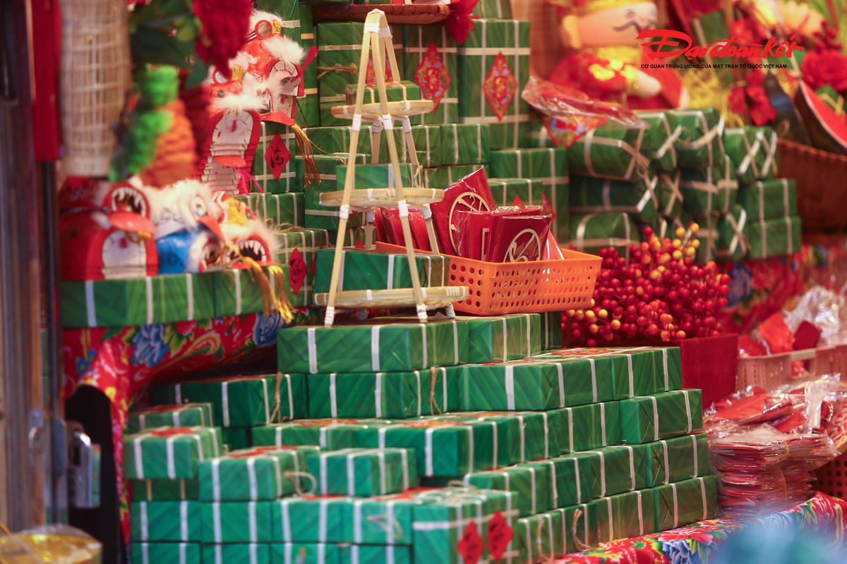 Hình ảnh mô hình bánh chưng được bày bán tại chợ Hàng Mã.