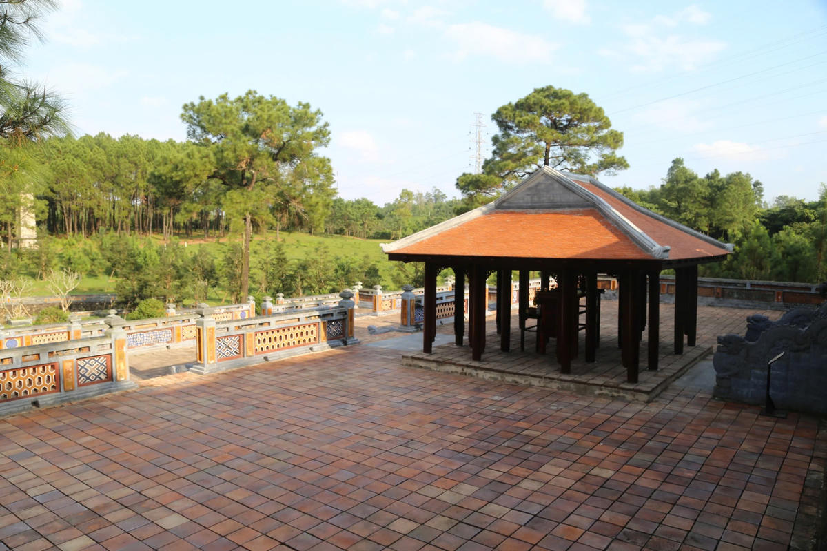 Ngôi nhà rường được xây dựng trái phép tại lăng vua Thiệu Trị. Ảnh: N.L.