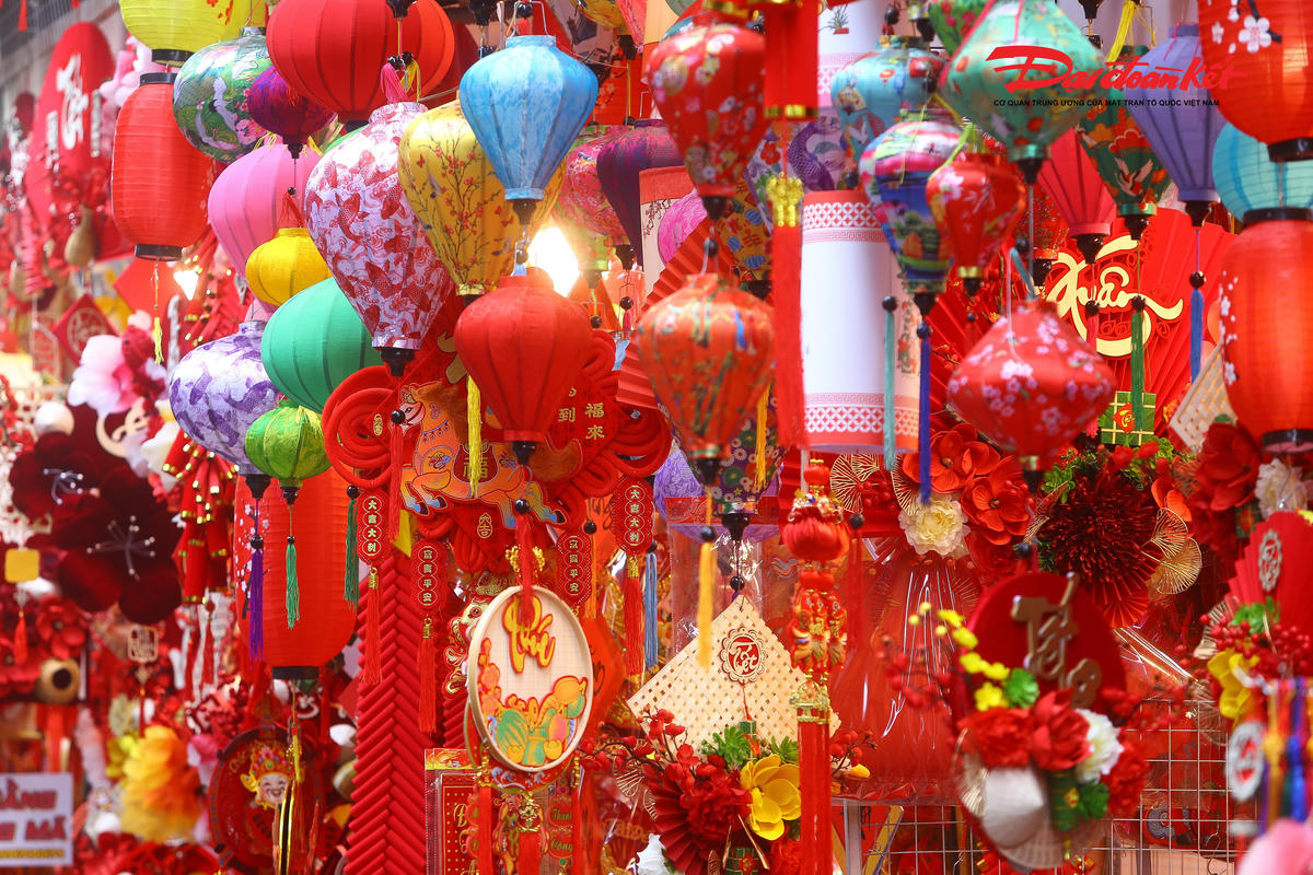 Bên cạnh tiền vàng, quần áo, đồ lễ cúng, các cửa hàng còn bày bán đủ loại đồ trang trí Tết như câu đối, tranh treo tường, dây treo trang trí, bao lì xì cho tới các mô hình linh vật của năm mới.&nbsp;