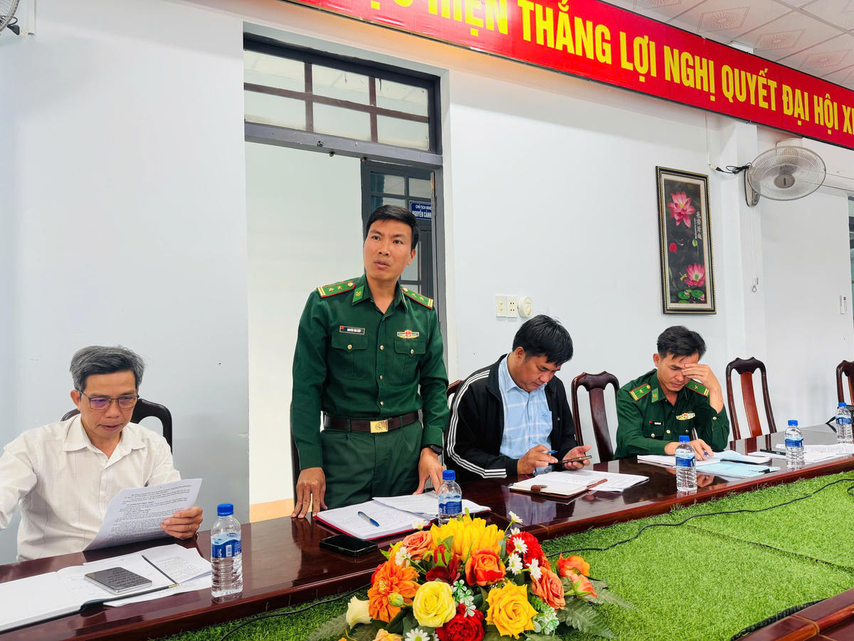 Trung tá Nguyễn Văn Kiều – Chính trị viên Đồn Biên phòng Sêrêpốk phát biểu. Ảnh: Thùy Dung.