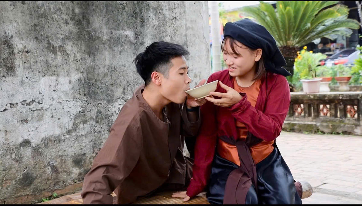 Du khách nhập vai Chí Phèo và Thị Nở khi tham gia tour du lịch văn học “Bát cháo hành của Thị Nở” ở làng Vũ Đại. Ảnh: Xuân Hoàng.