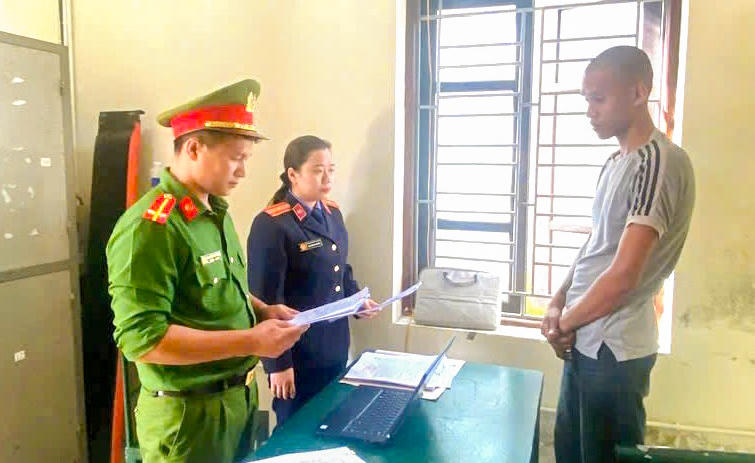 Đối tượng Hoàng Văn Lợi tại cơ quan điều tra. Ảnh: CAHT