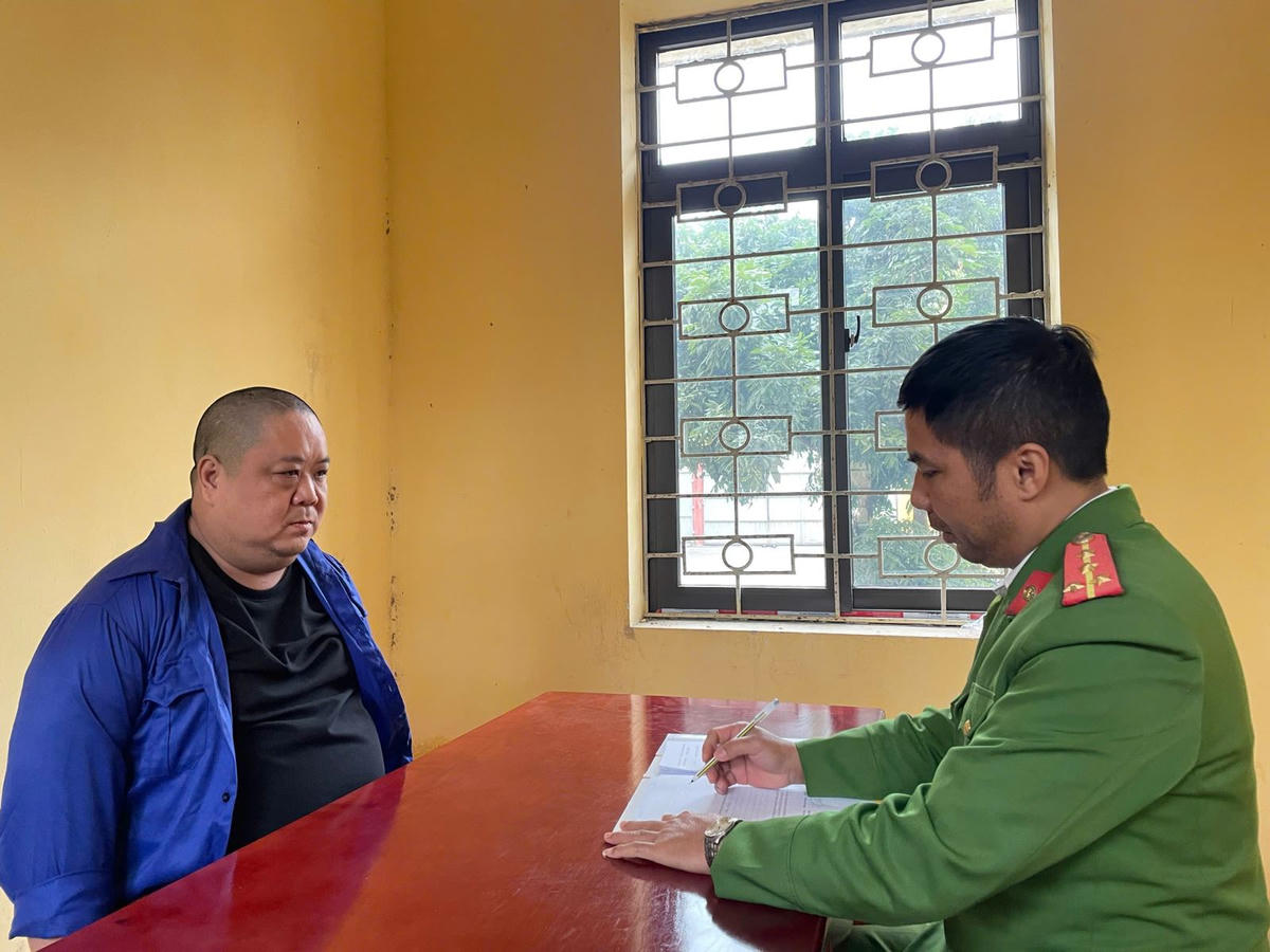 Nguyễn Chính Nghĩa tại cơ quan Công an. Ảnh: Công an tỉnh Hưng Yên.