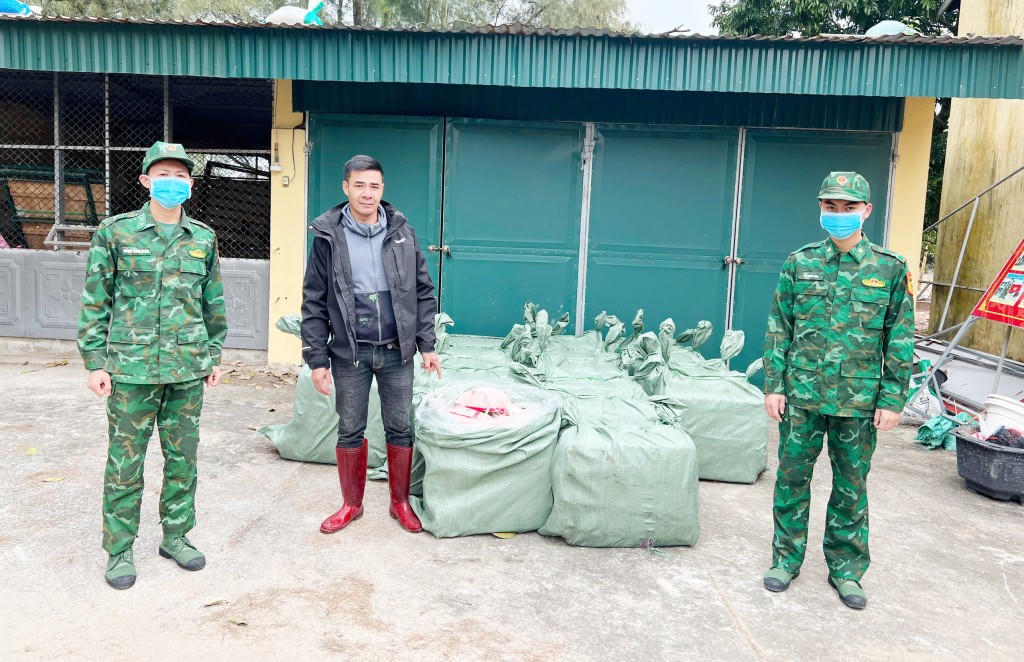 Đối tượng Nguyễn Ngọc Trường và tang vật. Ảnh: Đồn Biên phòng Trà Cổ.&nbsp;