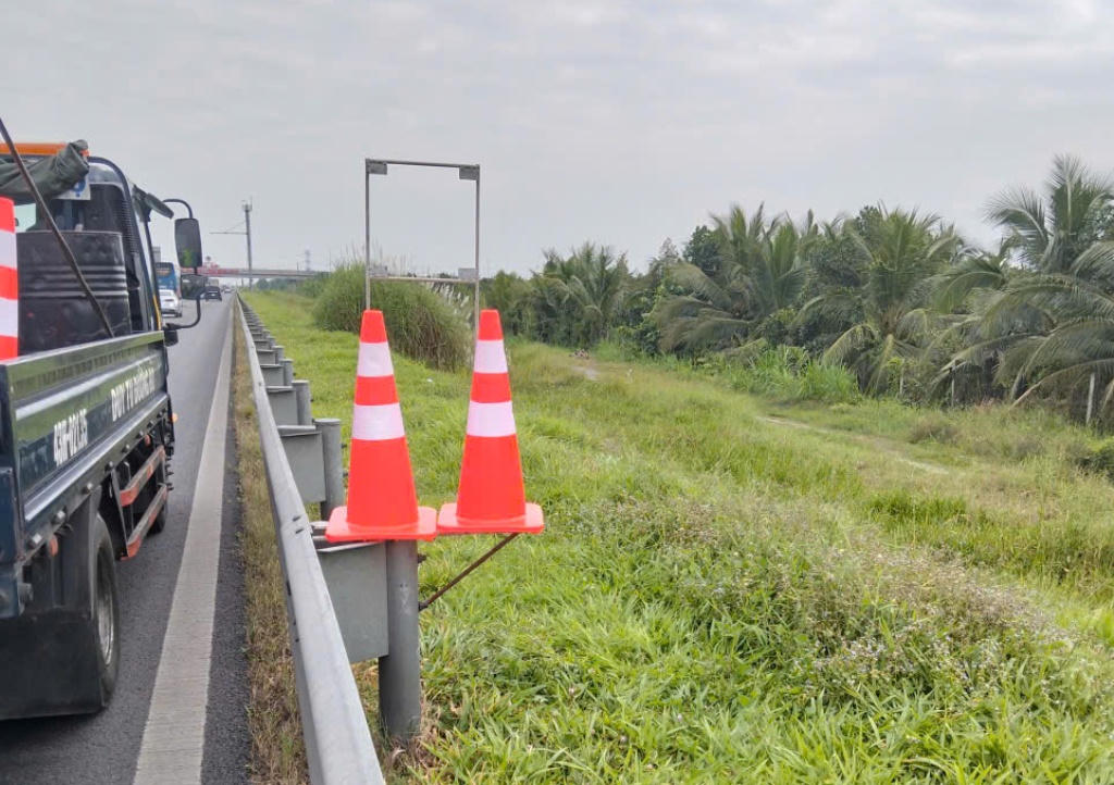 Cận cảnh chóp nón cảnh báo giao thông được lắp đặt thêm nhiều vị trí dọc hai bên trên cao tốc Trung Lương – Mỹ Thuận. Ảnh Trung Ngãi