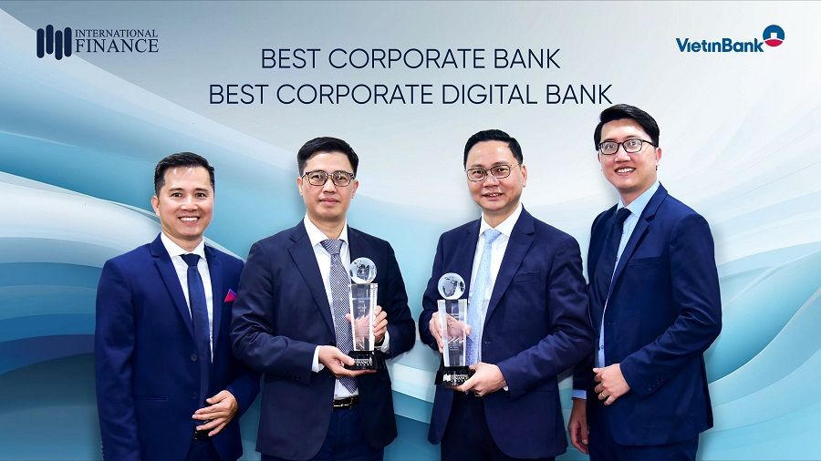 Đại diện VietinBank nhận giải thưởng Best Corporate Digital Bank.