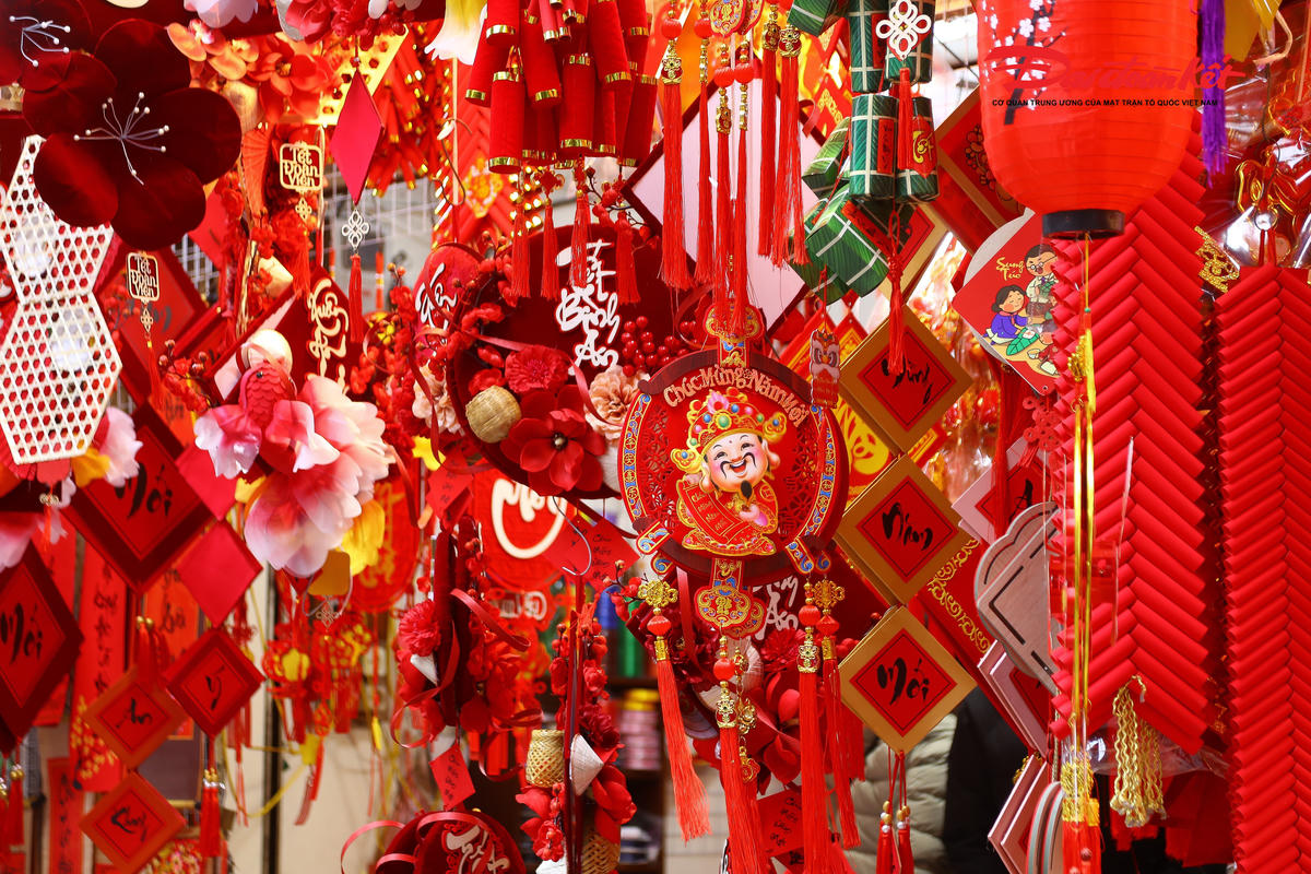 Các phụ kiện trang trí nhà cửa phong cách tối giản, đèn led tạo hình, mô hình trang trí để chụp ảnh Tết… được giới trẻ đặc biệt ưa chuộng.