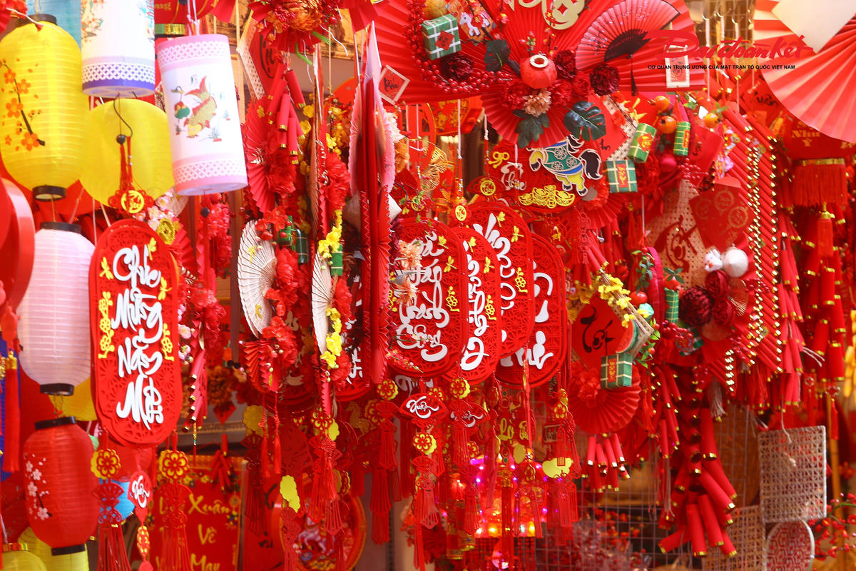 Chợ Hàng Mã vốn nổi tiếng là nơi buôn bán đồ vàng mã, phục vụ các nghi lễ truyền thống. Thế nhưng, mỗi dịp cận Tết, mặt hàng tại đây trở nên phong phú hơn bao giờ hết.