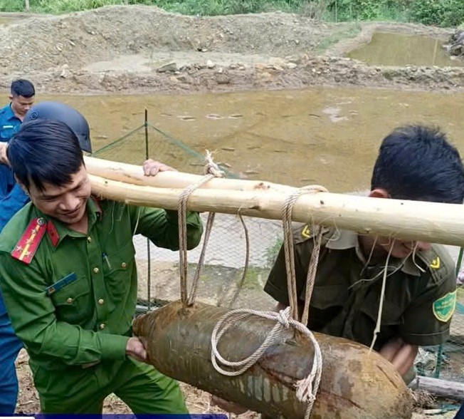 Lực lượng chức năng đưa bom đi xử lý. Ảnh: CV.