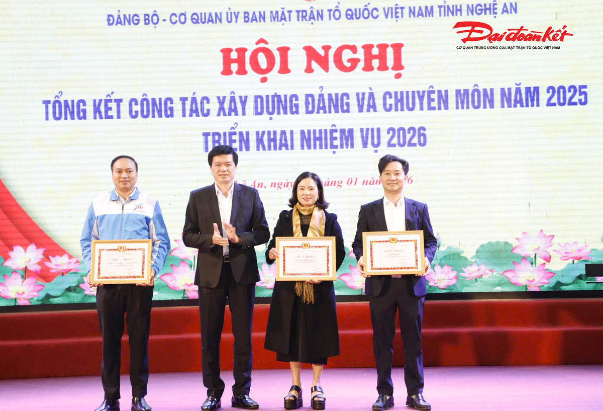 Các cá nhân, tổ chức được tặng Bằng khen, Giấy khen của Đảng bộ và Uỷ ban MTTQ tỉnh. Ảnh: ĐB