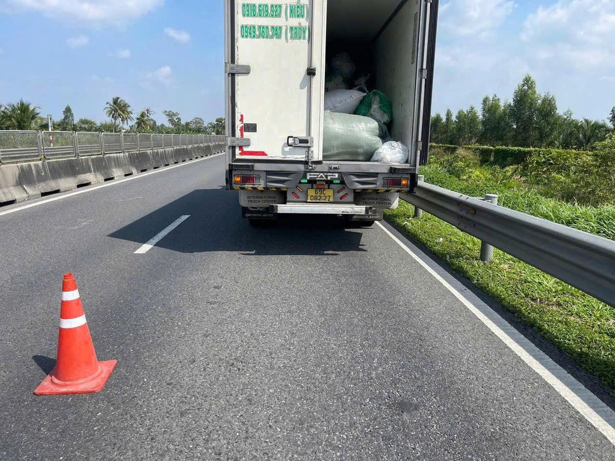 Một phương tiện gặp sự cố trên cao tốc Trung Lương – Mỹ Thuận đã đặt chóp nón cảnh báo. Ảnh: Trung Ngãi