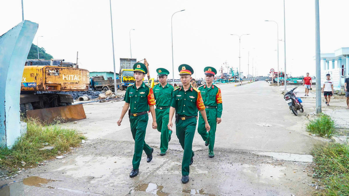 Song hành với phát triển kinh tế – xã hội là nhiệm vụ giữ vững quốc phòng, an ninh, cán bộ, chiến sĩ làm nhiệm vụ tại Đặc khu Thổ Châu luôn nêu cao tinh thần trách nhiệm, bám địa bàn, bám dân, bảo đảm an ninh trật tự, góp phần giữ bình yên cho đảo và vùng biển phụ cận.&nbsp;Ảnh: Phương Vũ.