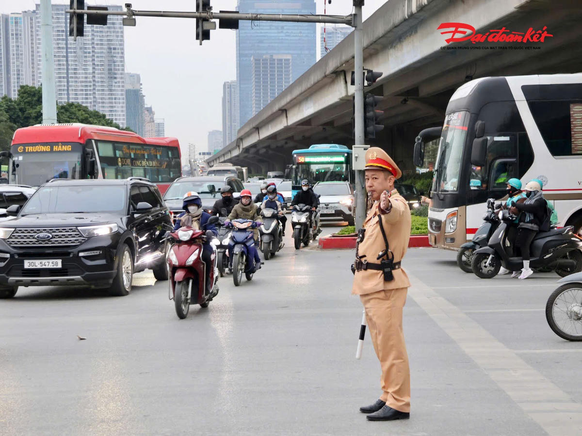 Đội CSGT đường bộ số 6 điều tiết giao thông tại Phạm Hùng - Đại lộ Thăng Long.