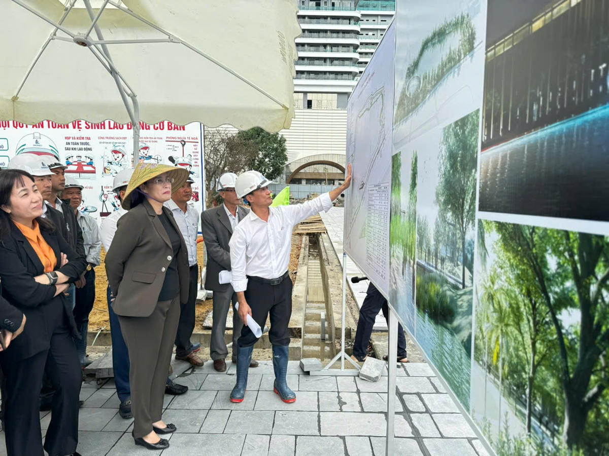 Phó Chủ tịch UBND TP Nguyễn Thị Anh Thi kiểm tra quá trình thi công Dự án Công viên 29/3. Ảnh: Nguyễn Tú.