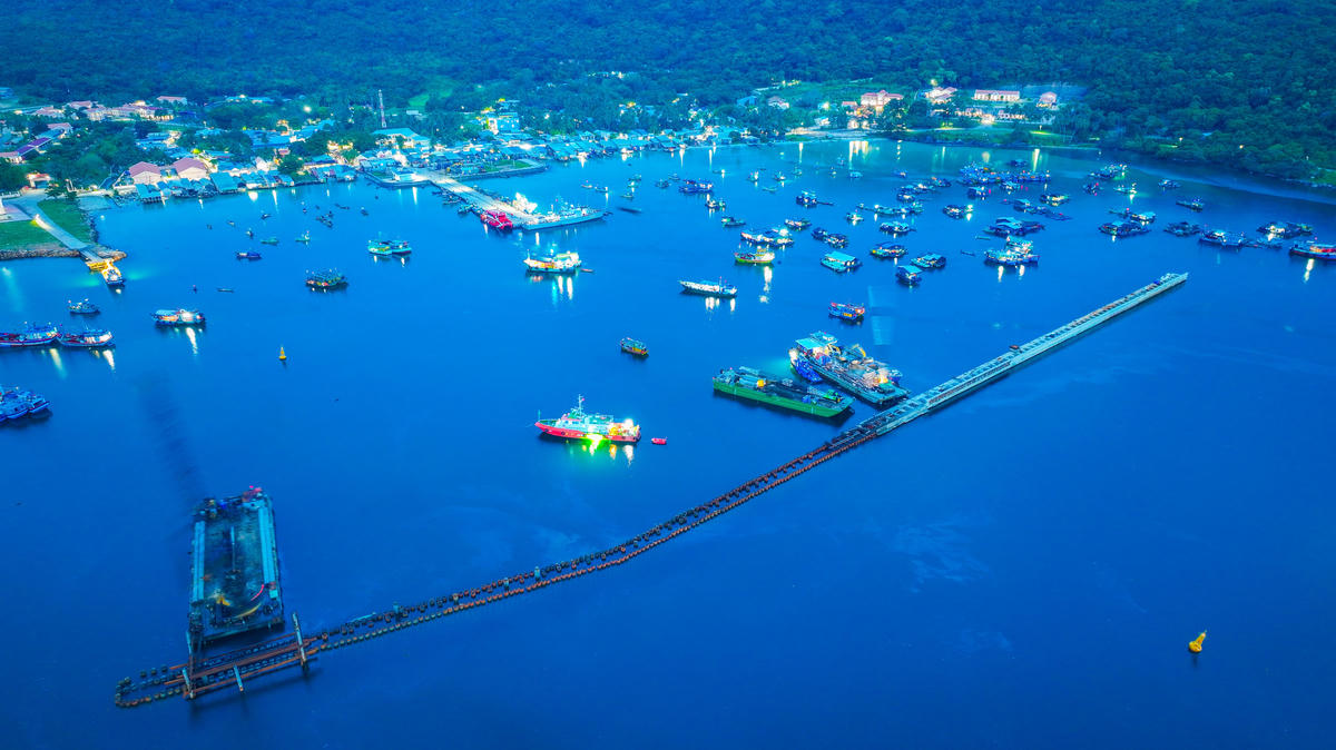 Từ nền tảng những đổi thay tích cực, Thổ Châu đang mở ra nhiều kỳ vọng mới, đời sống Nhân dân ngày càng ổn định, hạ tầng tiếp tục được đầu tư, quốc phòng – an ninh được giữ vững, thế trận lòng dân ngày càng bền chặt. Đặc khu Thổ Châu hôm nay không chỉ là nơi đầu sóng ngọn gió, mà đang trở thành điểm sáng về ý chí vươn lên và khát vọng phát triển nơi biển, đảo Tây Nam Tổ quốc.&nbsp;Ảnh: Phương Vũ.