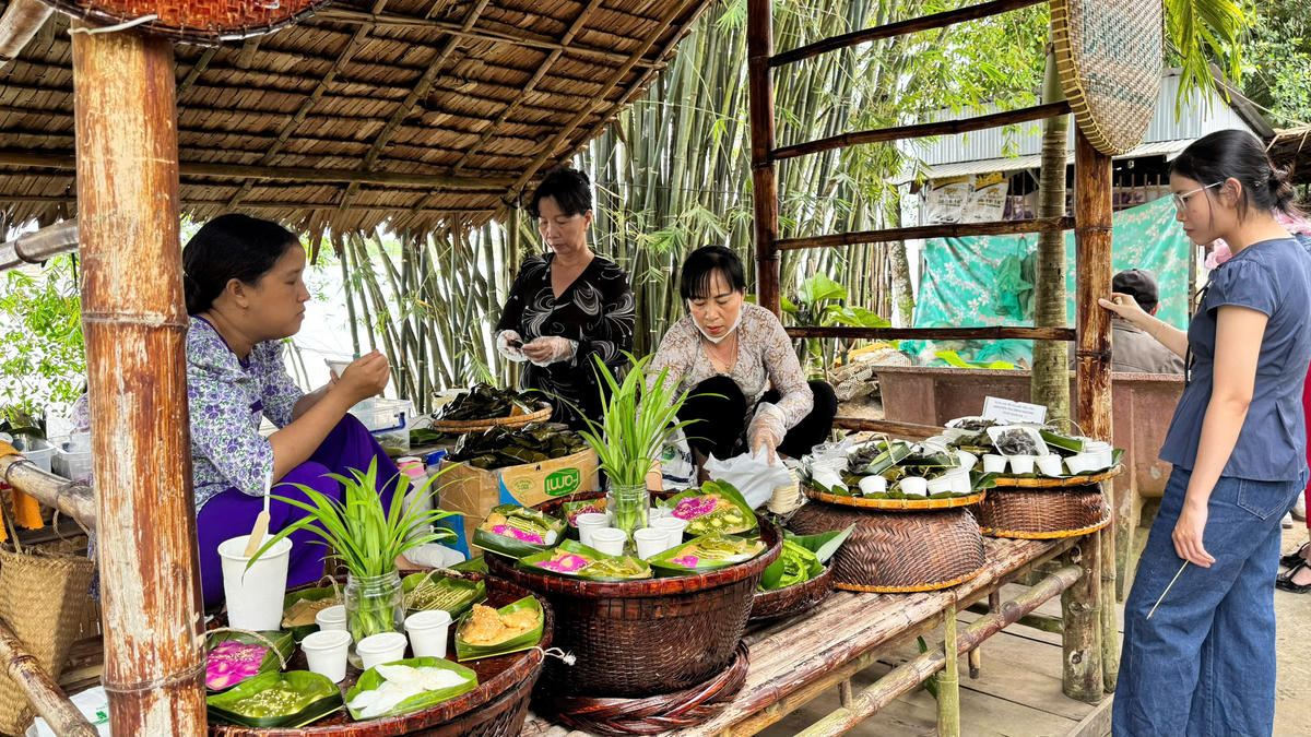 Đến với chợ cù lao Tân Thuận Đông, du khách sẽ được thưởng thức bánh dân gian và các sản phẩm đặc trưng mang đậm chất Nam Bộ. Ảnh: Trung Ngãi.