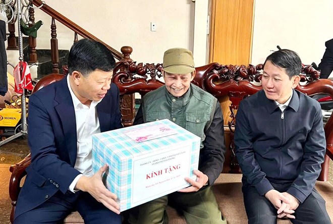 Lãnh đạo TP Hải Phòng tặng quà người có công nhân dịp Tết Nguyên đán. Ảnh minh họa: Cổng TTĐT Hải Phòng
