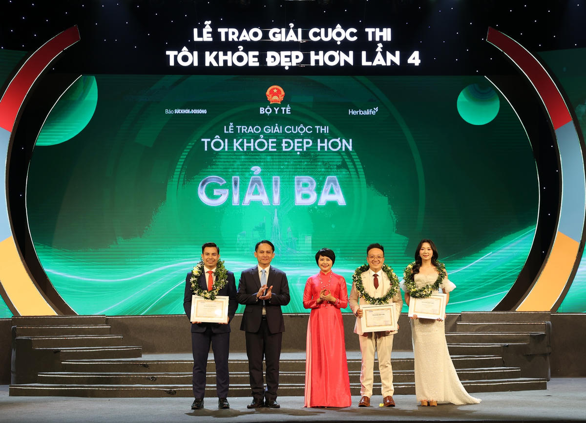 Ban Tổ chức trao giải Nhì, Ba cho các ứng viên.