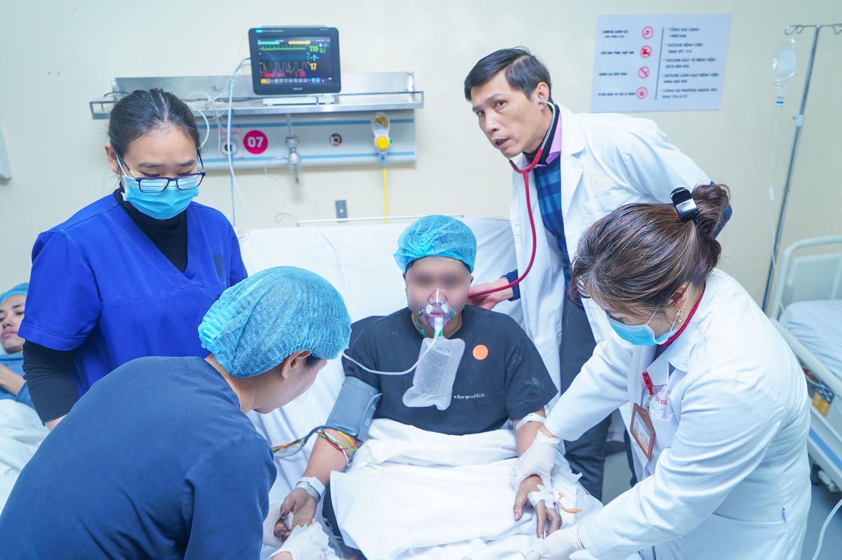 Các nạn nhân trong vụ cháy sáng 7/1 được cấp cứu tại Bệnh viện E. Ảnh: Bệnh viện E.