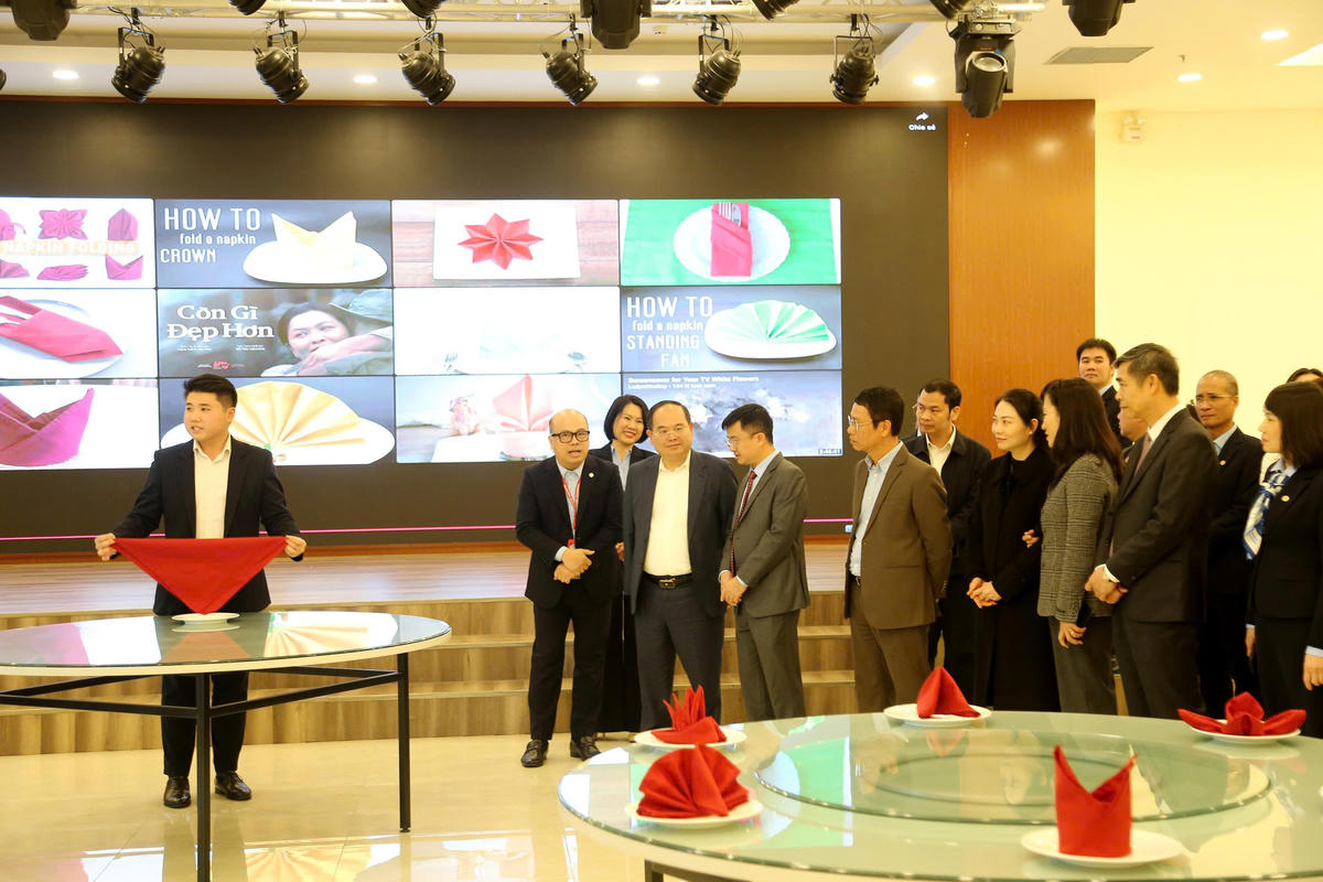 &nbsp;Bí thư Tỉnh ủy Quản Minh Cường cùng đoàn công tác kiểm tra tại khoa Du lịch.&nbsp;