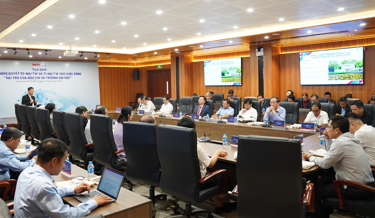 Nhiều nhà khoa học, nhà giáo, lãnh đạo cơ quan báo chí nêu ý kiến tại toạ đàm. Ảnh: Đ.Xá.