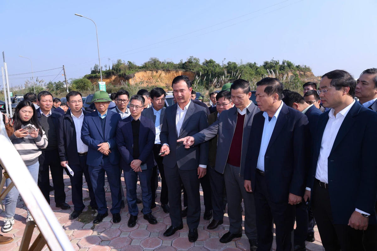 Bộ trưởng Bộ Xây dựng Trần Hồng Minh trao đổi tại hiện trường với lãnh đạo tỉnh Thái Nguyên. Ảnh: TN.