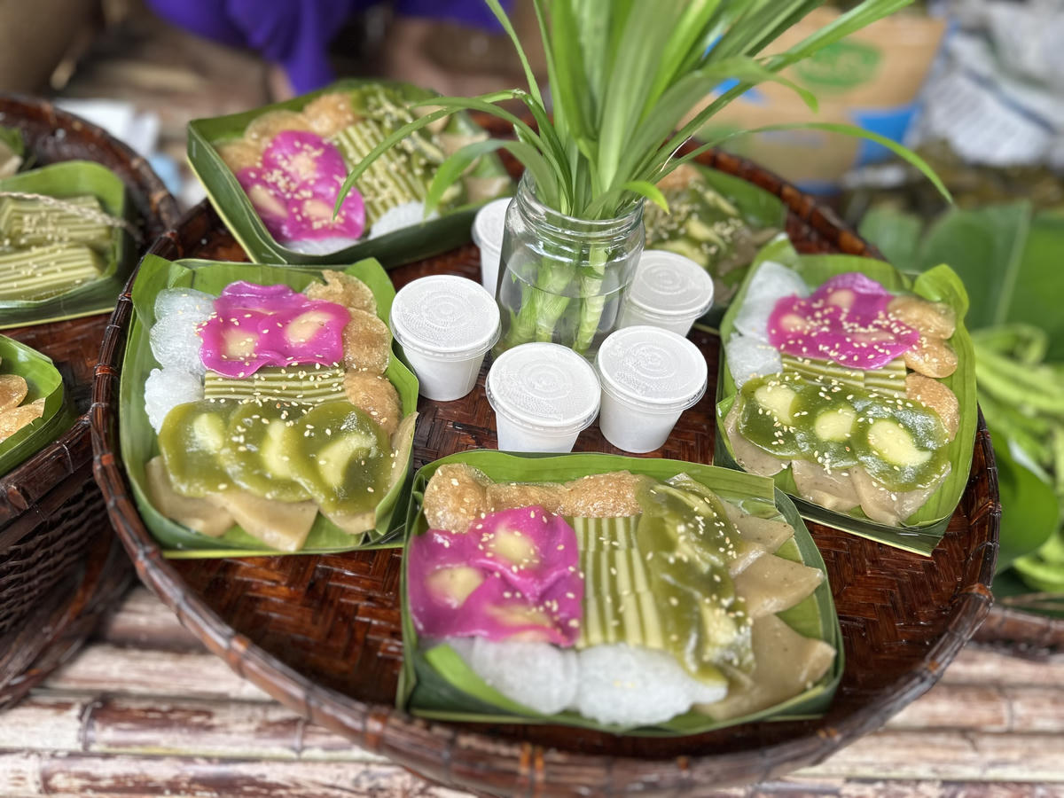 Cù lao Tân Thuận Đông, có bánh dân gian và các sản phẩm đặc trưng mang đậm chất Nam Bộ. Ảnh: Trung Ngãi.