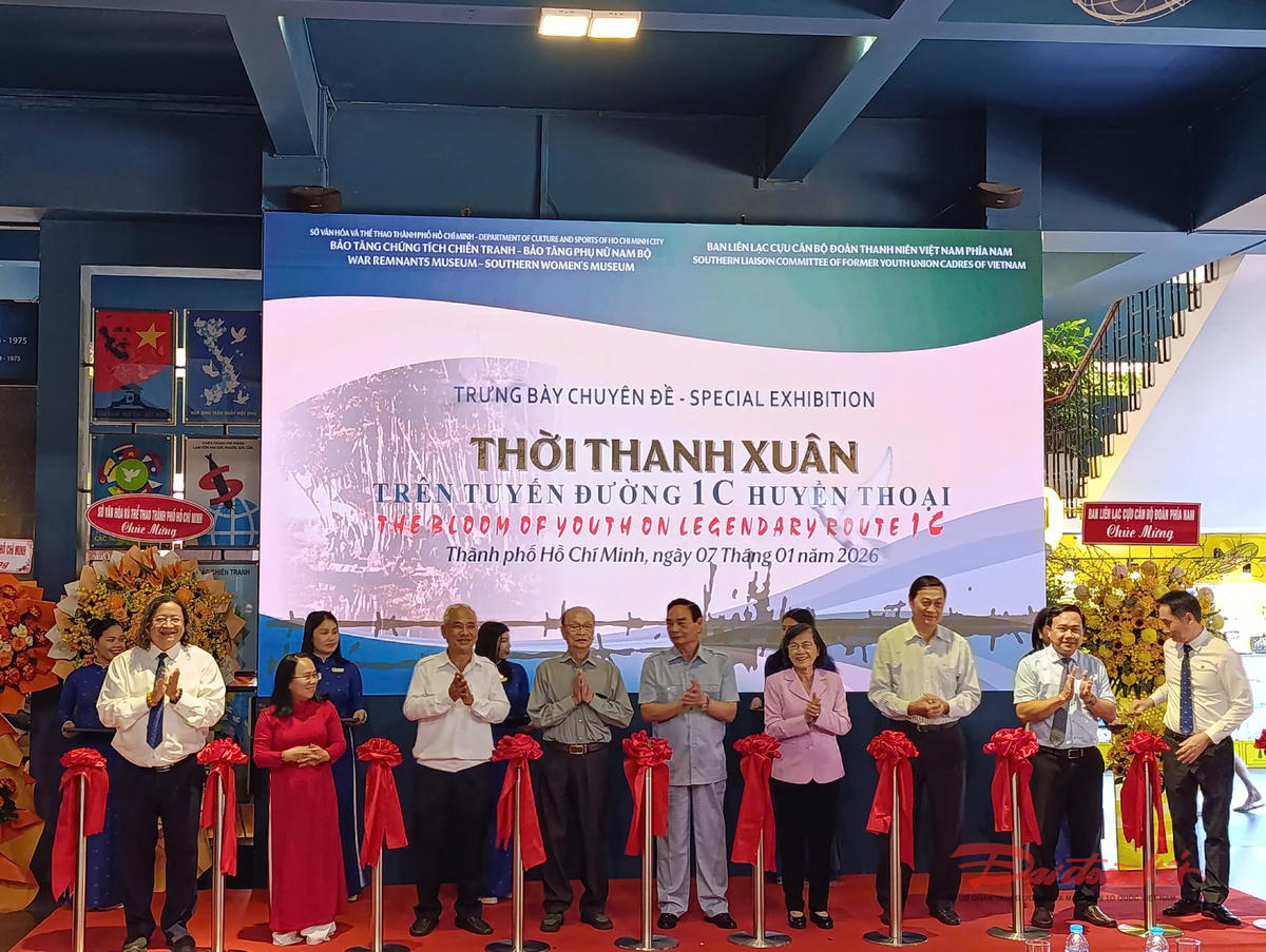 Lễ cắt băng khai mạc trưng bày. Ảnh: Hồng Phúc.