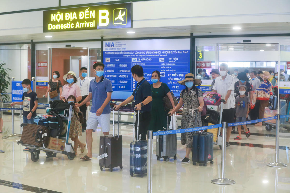 Vé tàu xe, máy bay Tết bắt đầu “nóng”