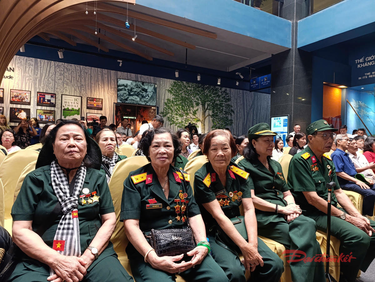 Đông đảo cựu TNXP, nhân chứng lịch sử tham dự khai mạc trưng bày. Ảnh: Hồng Phúc.