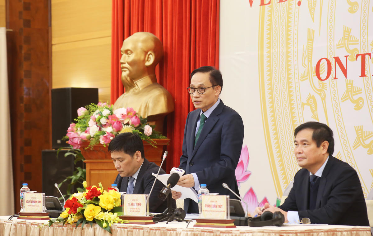 Bí thư Trung ương Đảng, Bộ trưởng Bộ Ngoại giao Lê Hoài Trung chia sẻ thông tin với các đại biểu. Ảnh: Thành Long