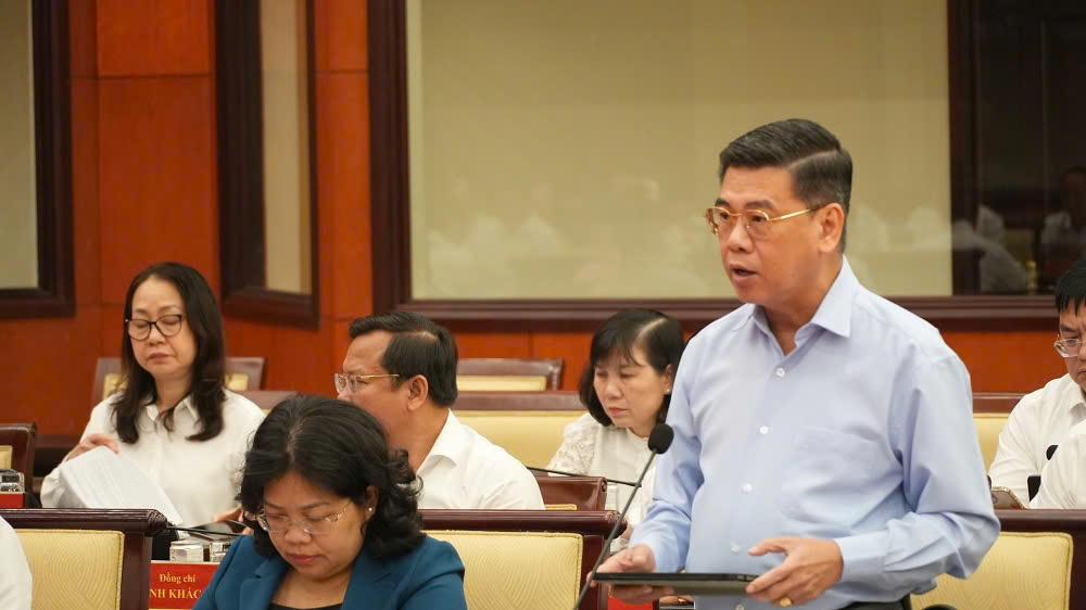 Đại biểu trình bày tại hội nghị. Ảnh: T.L