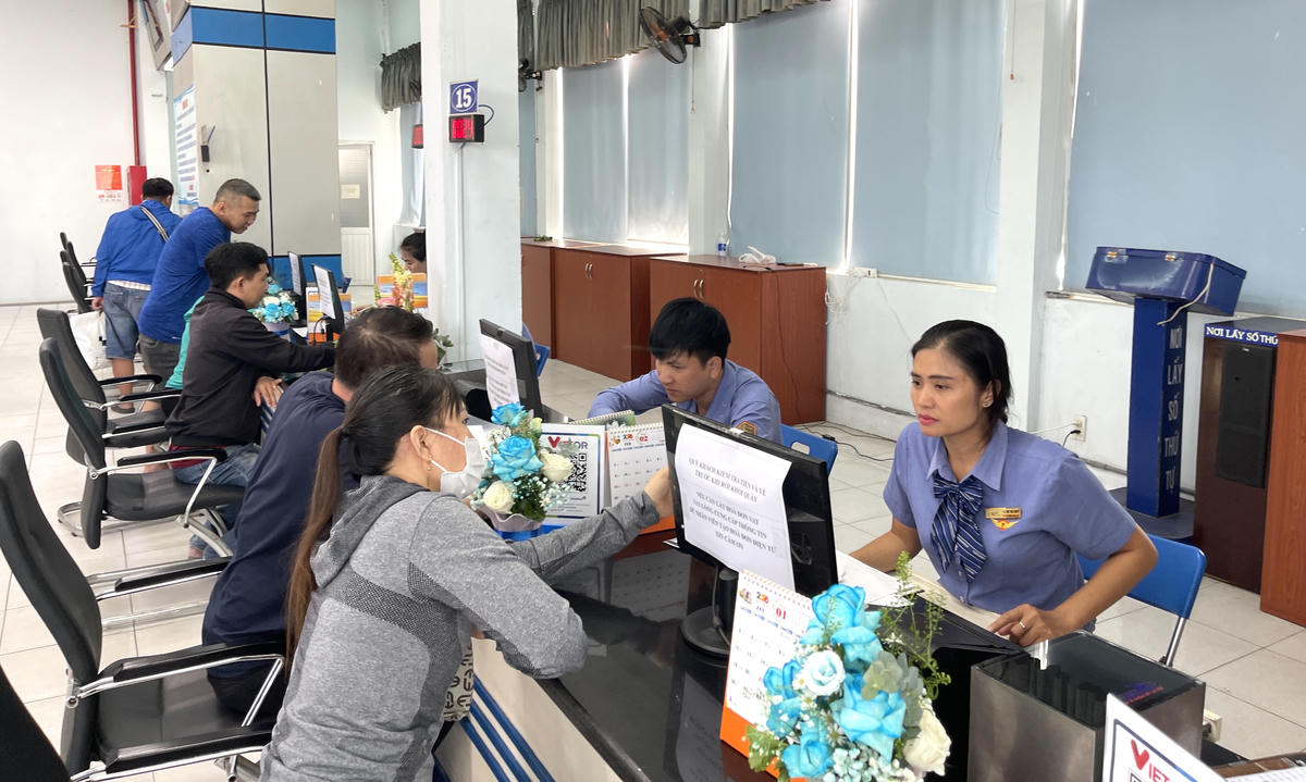 Hành khách mua vé tàu Tết ở ga Sài Gòn.