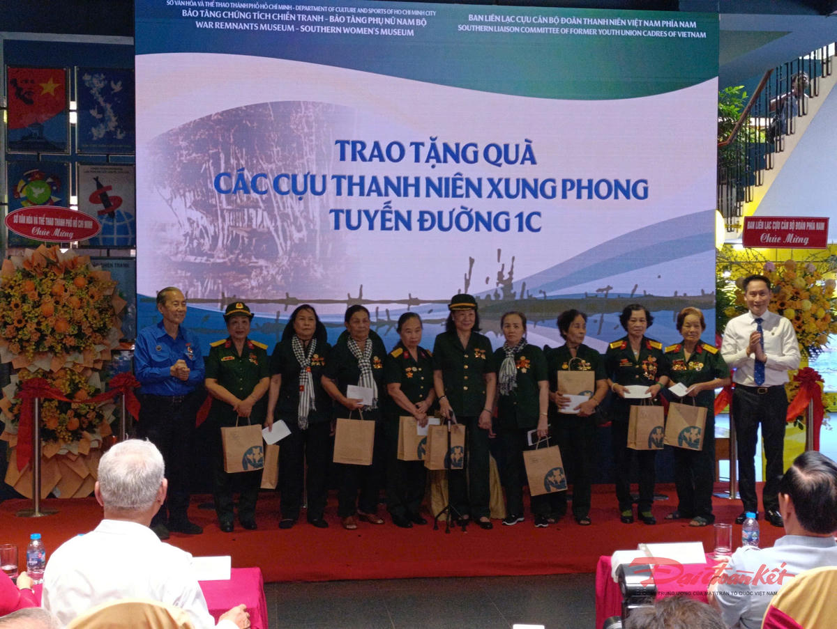 Tặng quà cho cựu TNXP và nhân chứng lịch sử của tuyến đường huyền thoại. Ảnh: Hồng Phúc.