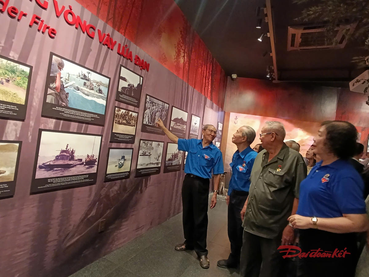 Đại biểu tham quan trưng bày tại Bảo tàng Chứng tích chiến tranh. Ảnh: Hồng Phúc.