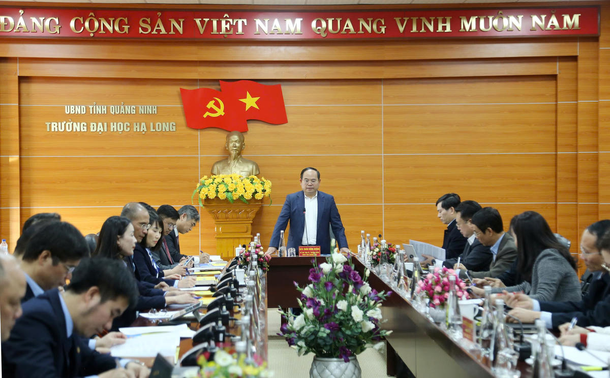 Ông Quản Minh Cường, Bí thư Tỉnh ủy, Trưởng Đoàn ĐBQH tỉnh Quảng Ninh làm việc với tập thể cán bộ, giảng viên Trường Đại học Hạ Long.&nbsp;