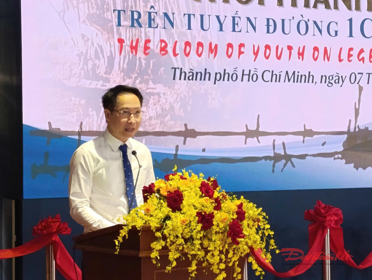 Ông Lâm Ngô Hoàng Anh – Phó Giám đốc phụ trách quản lý, điều hành Bảo tàng Chứng tích chiến tranh phát biểu khai mạc trưng bày. Ảnh: Hồng Phúc.