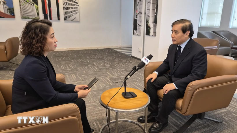 Giáo sư Vũ Minh Khương trả lời phỏng vấn phóng viên TTXVN tại Singapore. (Ảnh: Việt Dũng/TTXVN).