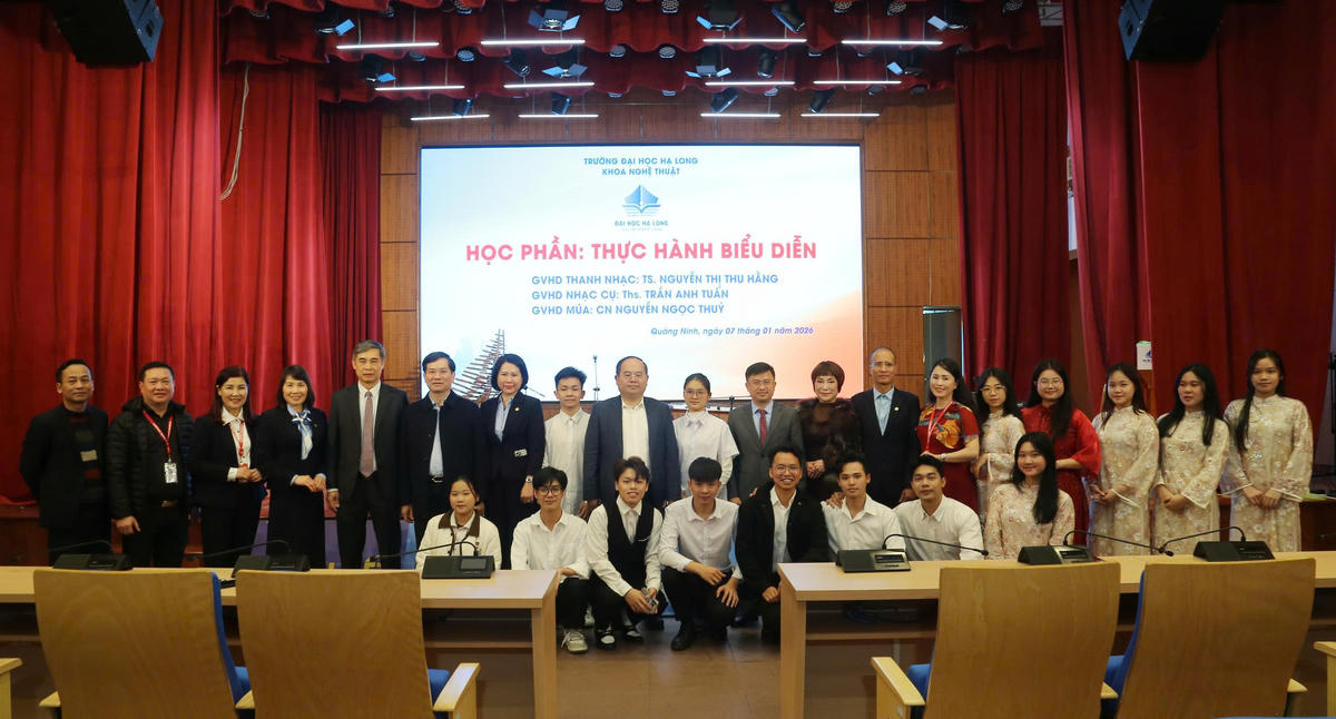  Bí thư Tỉnh ủy Quản Minh Cường cùng đoàn công tác chụp ảnh lưu niệm với thầy trò trường Đại học Hạ Long.&nbsp;