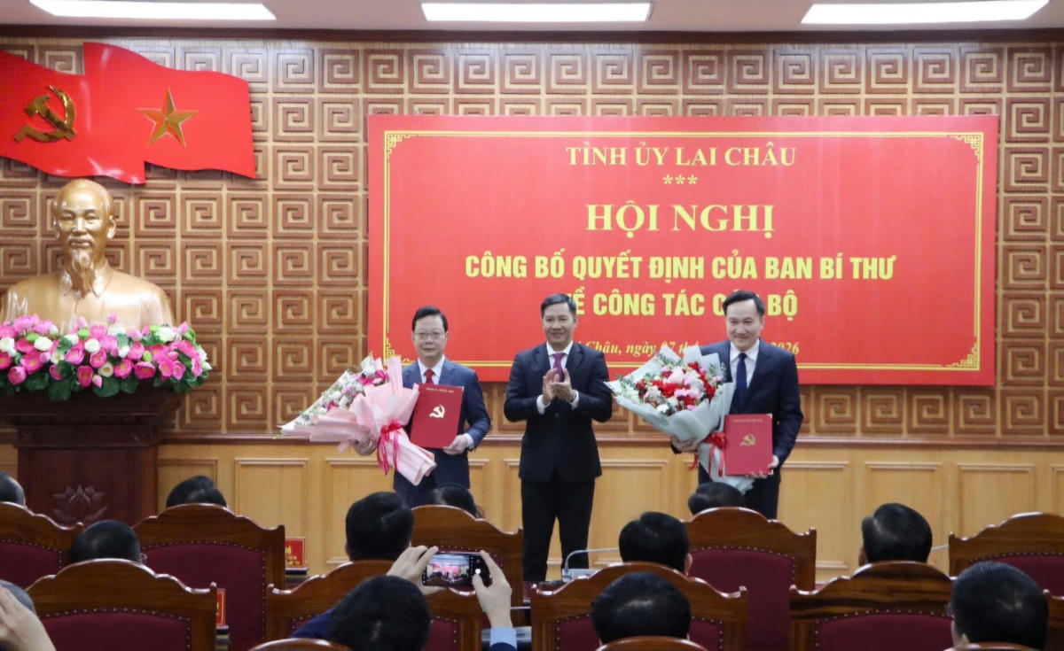 Ông Nguyễn Thành Tâm - Ủy viên Ban Chấp hành Trung ương Đảng, Phó Trưởng Ban Tổ chức Trung ương trao Quyết định cho các tân Phó Bí thư Tỉnh ủy Lai Châu. Ảnh : Nguyễn Oanh.