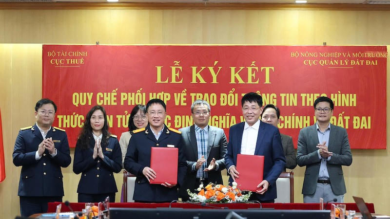 Lễ ký Quy chế phối hợp về trao đổi thông tin theo hình thức điện tử để xác định nghĩa vụ tài chính về đất đai giữa Cục Thuế và Cục Quản lý đất đai. Ảnh: H.H.